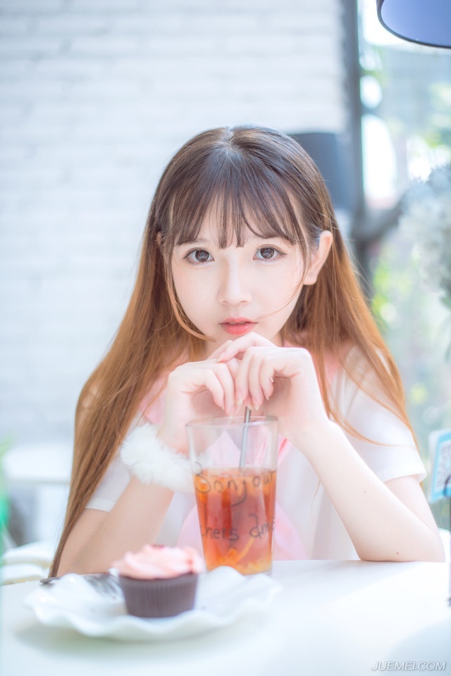 清晨，空气中带着几分湿冷，令人分外难受，庞统站在刺史府外，有些无奈的狠狠地瞪了法正一眼，在他身后，邓贤、泠苞等人则是对着张松一群益州世家怒目而视，刘璋已经失去了一切，此前终究君臣一场，就算刘璋当时做的不地道，但如今蜀中已经败亡，刘璋也不再是君主，这些人怎就不依不饶。
