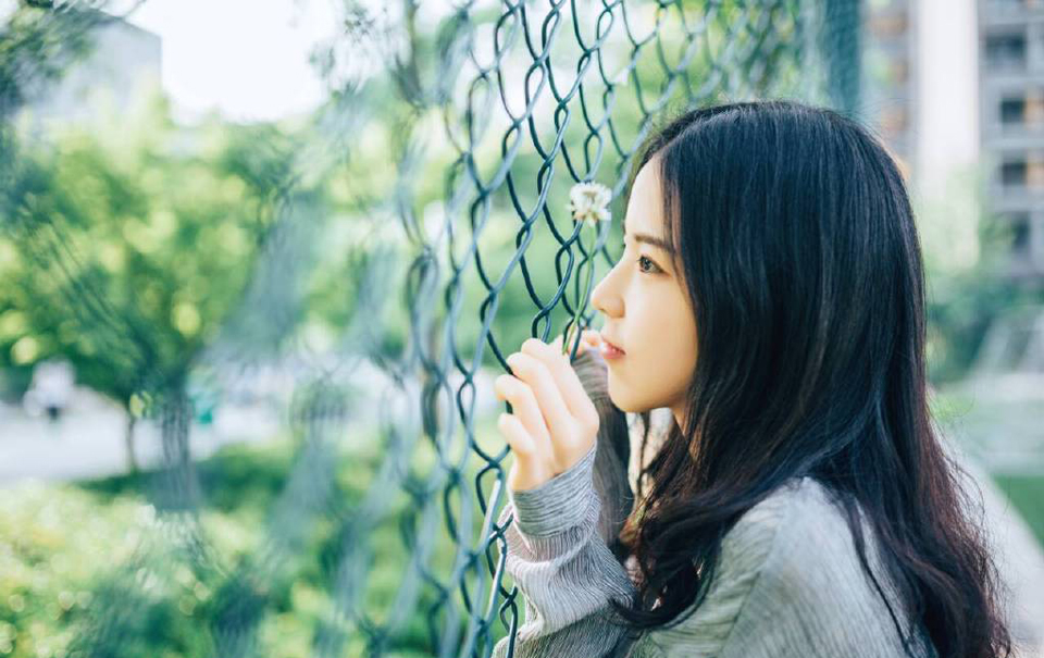 在爱情方面，人类有一大趋势。男人眼里的理想伴侣要像牛奶：越嫩越纯越好：女人眼里的理想伴侣要像奶牛：越壮越强越好，并且能让自己用最少的力挤出最多的奶。